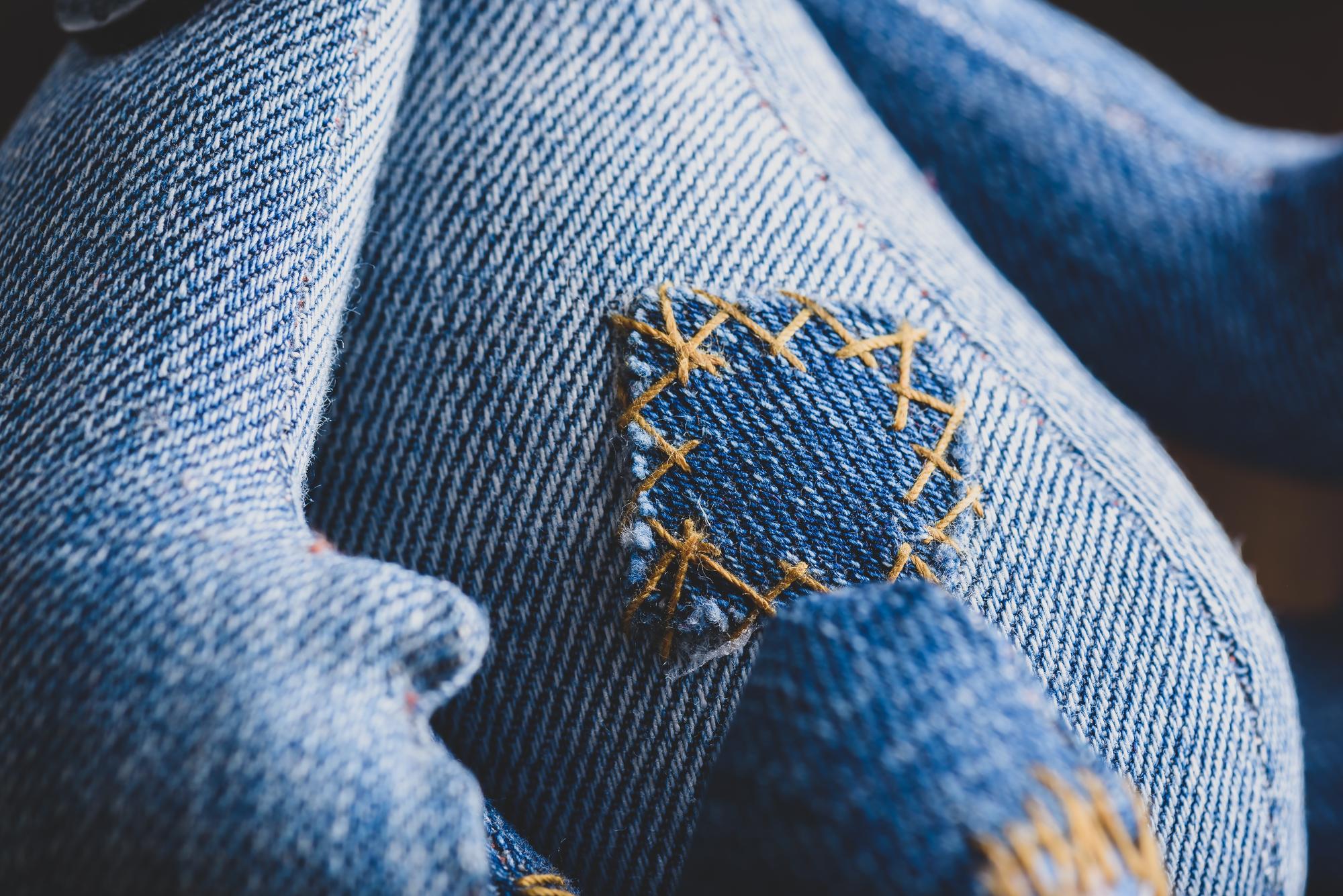 Particolare di satinatura colorata su tasca jeans